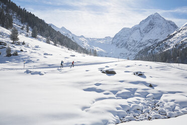 Österreich, Tirol, Luesens, Sellrain, zwei Langläufer in verschneiter Landschaft - CVF00158