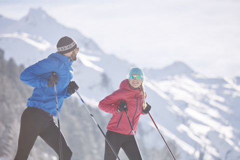 Österreich, Tirol, Luesens, Sellrain, zwei Langläufer machen eine Pause, lizenzfreies Stockfoto