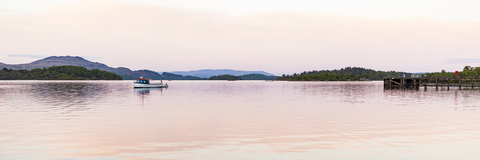 Vereinigtes Königreich, Schottland, Luss, Loch Lomond and The Trossachs National Park, Loch Lomond, Fischerboot, lizenzfreies Stockfoto