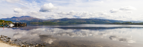 Vereinigtes Königreich, Schottland, Luss, Loch Lomond and The Trossachs National Park, Loch Lomond, Anlegestelle, lizenzfreies Stockfoto