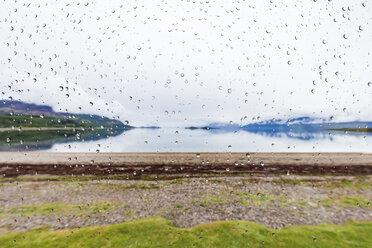 Vereinigtes Königreich, Schottland, Loch Linnhe, Cuil Bay, Regentropfen auf Glasscheibe - WDF04452