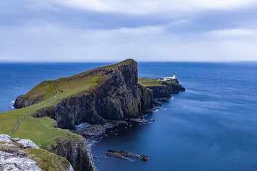 Vereinigtes Königreich, Schottland, Nördliche Hebriden, Isle of Skye, Neist Point, Leuchtturm am Abend - WDF04459