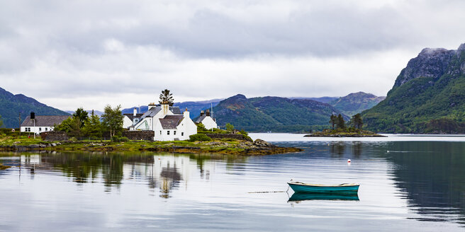 Vereinigtes Königreich, Schottland, Westküste, Plockton, Loch Carron, Wohnhäuser und Boot - WDF04465