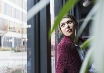 Nachdenkliche junge Frau am Fenster - UUF12833