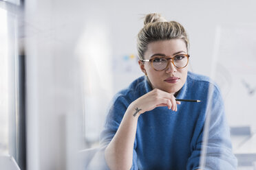 Porträt einer jungen Frau mit Brille im Büro - UUF12855