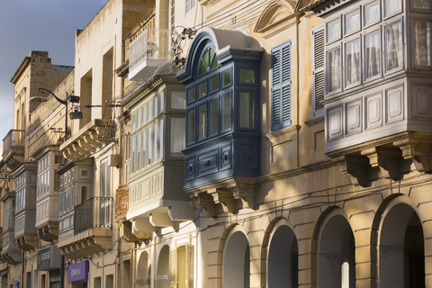 Malta, Gozo, Rabat, Häuserfassaden mit Balkonen, lizenzfreies Stockfoto