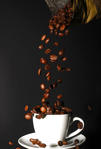 Espressobohnen und Espressotasse, lizenzfreies Stockfoto