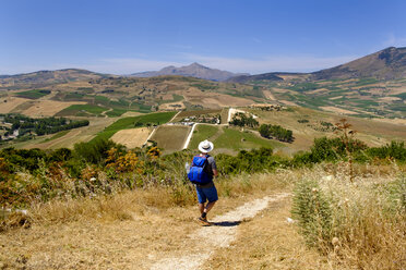 Italy, Province of Trapani, hiker near Segesta - LBF01792