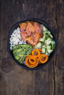 Sushi-Bowl mit Lachs, Avocado, Gurke, Reis und Karotte - LVF06740