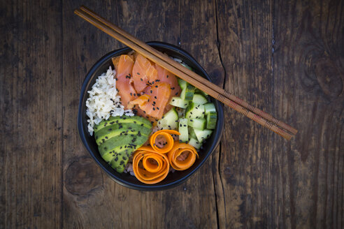 Sushi-Bowl mit Lachs, Avocado, Gurke, Reis und Karotte - LVF06741