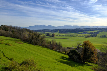 Deutschland, Bayern, Oberbayern, Blick von Jakobsbaiern, Glonntal, Baiern, Antholing, Alpen im Hintergrund - LBF01806