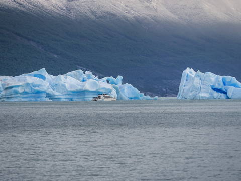 Argentinien, Patagonien, El Calafate, Puerto Bandera, Lago Argentino, Parque Nacional Los Glaciares, Estancia Cristina, zerbrochener Eisberg, Ausflugsdampfer, lizenzfreies Stockfoto