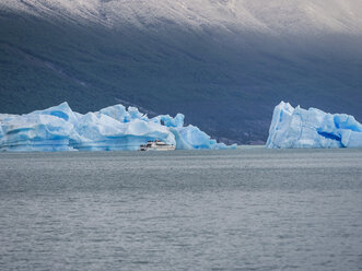 Argentinien, Patagonien, El Calafate, Puerto Bandera, Lago Argentino, Parque Nacional Los Glaciares, Estancia Cristina, zerbrochener Eisberg, Ausflugsdampfer - AMF05668