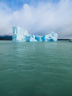 Argentinien, Patagonien, El Calafate, Puerto Bandera, Lago Argentino, Parque Nacional Los Glaciares, Estancia Cristina, abgebrochener Eisberg - AMF05670