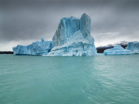 Argentinien, Patagonien, El Calafate, Puerto Bandera, Lago Argentino, Parque Nacional Los Glaciares, Estancia Cristina, abgebrochener Eisberg, lizenzfreies Stockfoto