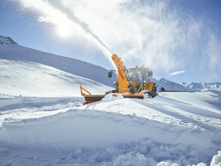 Österreich, Tirol, Ötztal, Schneeräumung, Schneemobil, Schneefräse - CVF00170