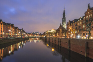 Germany, Hamburg, view to Zollkanal and Old Warehouse District, St. Catherine's Church and Elbe Philharmonic Hall in the background - KEBF00744