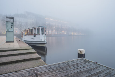 Deutschland, Hamburg, Jungfernstieg und Fahrgastschiff im Nebel - KEBF00748