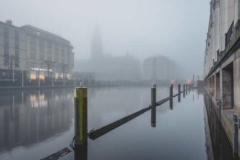 Deutschland, Hamburg, Jungfernstieg, Kleine Alster und Rathaus im Nebel - KEBF00749