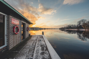 Deutschland, Hamburg, Außenalster, Fähranleger Krugkoppelbrücke im Winter bei Sonnenaufgang - KEBF00756