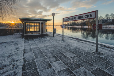 Deutschland, Hamburg, Außenalster, Fähranleger Krugkoppelbrücke im Winter bei Sonnenaufgang - KEBF00757