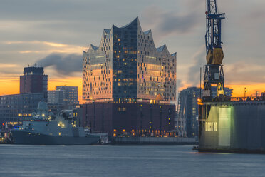 Deutschland, Hamburg, Hafencity, Elbphilharmonie bei Sonnenaufgang - KEBF00758