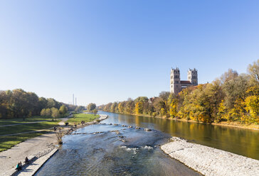 Deutschland, Bayern, München, Fluss Isar mit Fruehlingsanlagen, Kirche St. Maximilian und Heizkraftwerk im Hintergrund - FOF09862