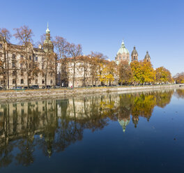 Deutschland, Bayern, München, Fluss Isar, Lukaskirche im Herbst - FOF09863