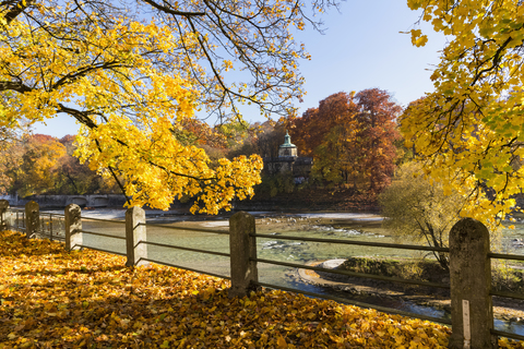 Deutschland, Bayern, München, Isar im Herbst, lizenzfreies Stockfoto