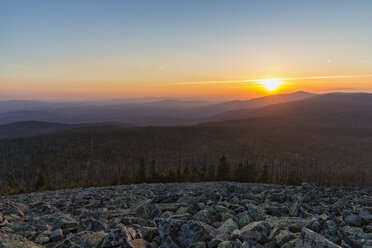 Deutschland, Bayern, Lusen, Nationalpark Bayerischer Wald, Lusen, tote Bäume bei Sonnenaufgang - FOF09883