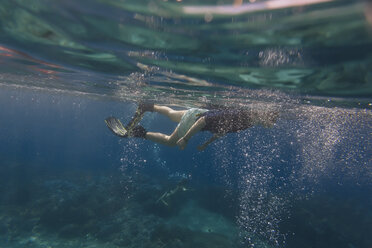 Unterwasseraufnahme eines Mannes mit Flossen und Schnorcheln - KNTF01022