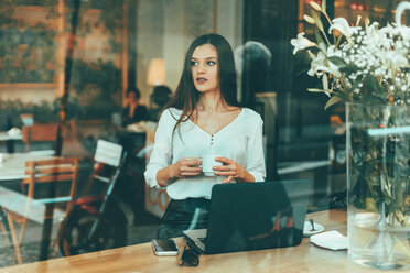 Porträt einer jungen Geschäftsfrau, die in einem Café wartet - OCAF00156