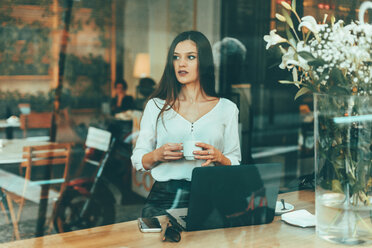 Portrait of young businesswoman waiting in a coffee shop - OCAF00156