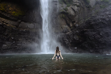 Indonesien, Bali, junge Frau beim Baden am Sekumpul-Wasserfall - KNTF01033