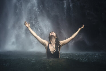 Indonesien, Bali, junge Frau beim Baden am Sekumpul-Wasserfall - KNTF01036