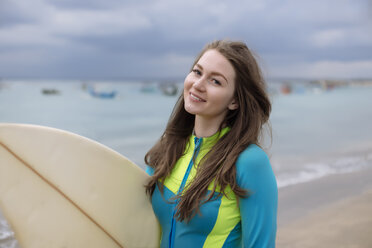 Indonesien, Bali, junge Frau mit Surfbrett - KNTF01039