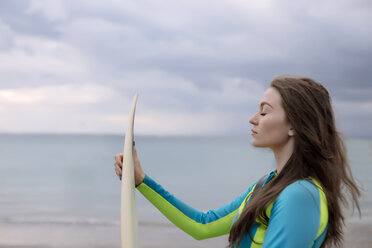 Indonesien, Bali, junge Frau mit Surfbrett - KNTF01040