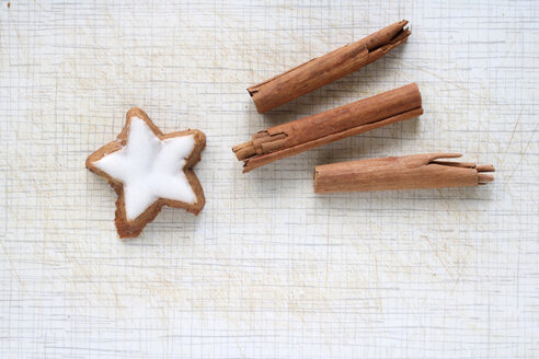 Cinnamon star and cinnamon sticks shaped as a comet - HSTF00055