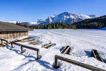 Deutschland, Bayern, Oberbayern, Garmisch-Partenkirchen, Lautersee, Liegeplatz im Winter - STSF01474