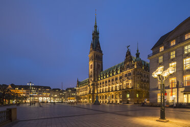 Deutschland, Hamburg, Rathaus zur blauen Stunde - FOF09885