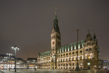 Deutschland, Hamburg, Rathaus bei Nacht - FOF09886