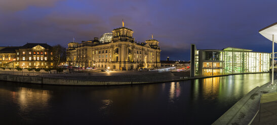 Deutschland, Berlin, Reichstag und Paul-Loebe-Regierungsgebäude an der Spree am Abend - FOF09887