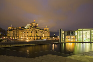 Deutschland, Berlin, Reichstag und Paul-Loebe-Regierungsgebäude an der Spree am Abend - FOF09889