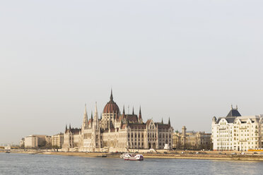 Hungary, Budapest, Hungarian Parliament Building and Danube river - FOF09904