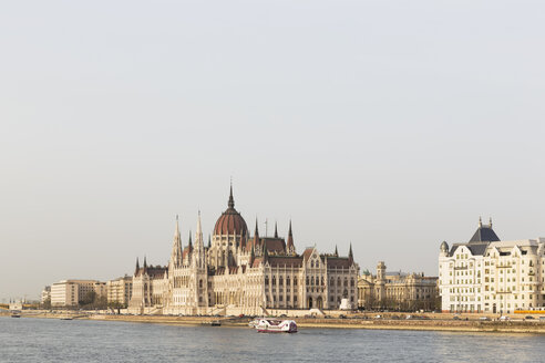 Ungarn, Budapest, Ungarisches Parlamentsgebäude und Donau - FOF09904