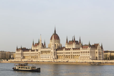 Ungarn, Budapest, Ungarisches Parlamentsgebäude und Donau, lizenzfreies Stockfoto
