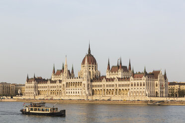 Hungary, Budapest, Hungarian Parliament Building and Danube river - FOF09905