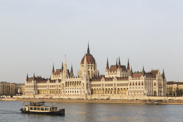 Ungarn, Budapest, Ungarisches Parlamentsgebäude und Donau - FOF09905