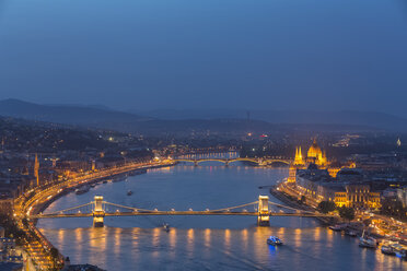 Ungarn, Budapest, Buda und Pest, Donau, Kettenbrücke, Elisabethbrücke und Parlamentsgebäude, blaue Stunde - FOF09909