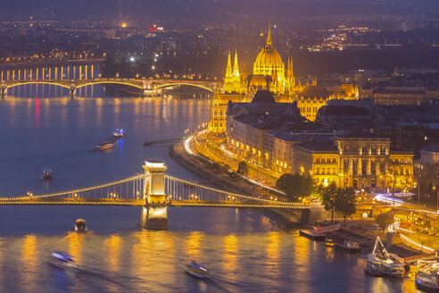 Ungarn, Budapest, Buda und Pest, Donau, Kettenbrücke, Elisabethbrücke und Parlamentsgebäude, blaue Stunde - FOF09911
